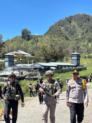 Patroli di Sinak, Ops Damai Cartenz Perkuat Kedekatan dan Rasa Aman Warga
