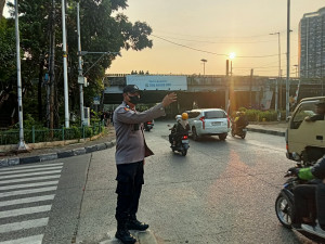 Polisi Pastikan Situasi Pejompongan-Petamburan Terkendali, Warga Tetap Beraktivitas Seperti Biasa