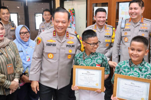 Kapolda Metro Jaya Apresiasi Kejujuran Siswa SD di Cipayung