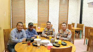Jaga Jakarta On The Spot : Kapolsek Bekasi Barat Sambangi Tokoh Masyarakat, Perkuat Sinergi Jaga Kamtibmas
