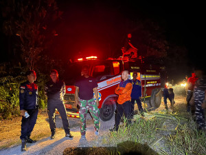 Prajurit Lanal Ranai Bantu Padamkan Kebakaran Lahan