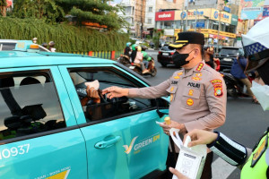 Waspadai Paparan Abu Vulkanik, Kapolres Metro Depok Bersama Polwan Bagikan Masker kepada Masyarakat