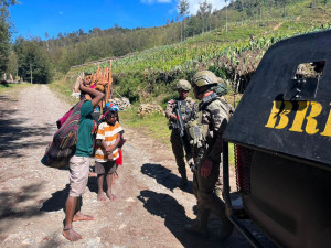 Menyapa dari Jantung Papua, Patroli Humanis Satgas Damai Cartenz Perkuat Kedekatan dengan Warga Ilaga