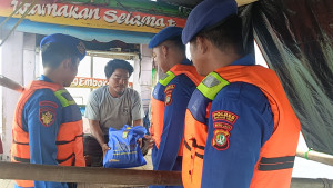 Satpolairud Polres Kepulauan Seribu Intensifkan Patroli Dialogis Laut Jelang Nataru Antisipasi Kejahatan dan Waspada Cuaca Buruk