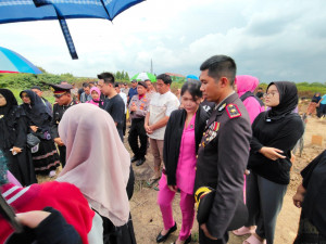 Kapolsek Kelapa Gading Gelar Upacara Kedinasan Pemakaman Aiptu Suwarto dengan Penuh Khidmat