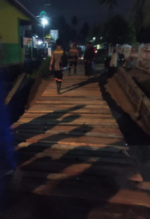 Tim SAR Korpolairud Bangun Jembatan Sementara di Korong Maranci Padang Pariaman