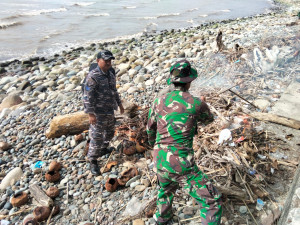 Pos TNI Angkatan Laut Manna Berkolaborasi Dengan Kodim 0408/BS Bersihkan Pantai Pasar Bawah
