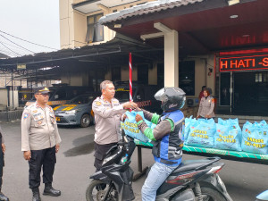 Polsek Cipayung Salurkan Bantuan Sembako Kapolda Metro Jaya kepada Warga dan Ojol
