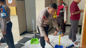 Polsek Koja Gelar Program Bang Jasri di Masjid Jami Miftahul Huda, Wujudkan Lingkungan Ibadah Bersih dan Nyaman
