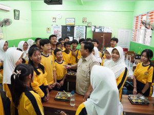Kala Prabowo Dengarkan Cita-Cita Pelajar SMP 111 Jakarta Barat: Jadi Presiden hingga Bawa Indonesia ke Piala Dunia