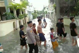 Kapolsek Bekasi Barat Bersama TNI dan Anggota Membantu Evakuasi Warga dan Anak Yang Sakit