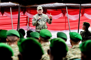 Wapang TNI Dampingi Menhan RI Tinjau Yonif TP 808/Mbaham Matta di Papua Barat