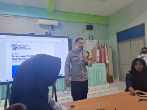 Bhabinkamtibmas Pulau Tidung Sosialisasikan Penerimaan SMA Kemala Taruna Bhayangkara di SMPN 241 Jakarta, Ajak Siswa Siapkan Diri Jadi Generasi Tangguh