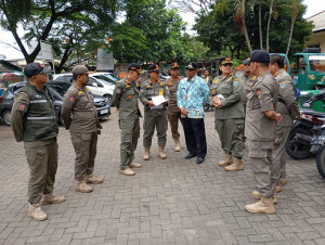 Satpol PP  Kecamatan Cilincing dan Lurah Kalibaru Tertibkan PKL, Jalan Pasar Baru Dikembalikan ke Fungsinya