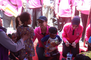 Ketua Umum Bhayangkari Gelar Bakti Sosial dan Bakti Kesehatan bagi Pengungsi Gempa Flores
