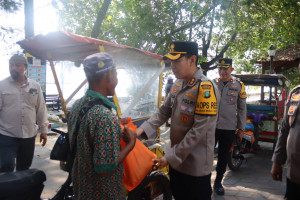 Kapolres Kepulauan Seribu Gelar Jumat Peduli di Pulau Harapan Bagikan Sembako Untuk Nelayan dan Pengemudi Bentor