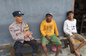 Bhabinkamtibmas Pulau Kelapa Aiptu Sahrizal Sambangi Warga, Ajak Jaga Kamtibmas dan Ciptakan Lingkungan Wisata Aman di Bulan Ramadhan
