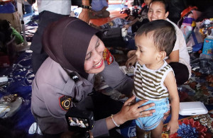 Polwan Polres Metro Jakarta Utara Salurkan Bantuan dan Trauma Healing untuk Korban Kebakaran Jiung Kemayoran