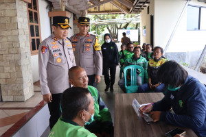 Jumat Peduli di Marina Ancol, Polres Kepulauan Seribu Bagikan Pemeriksaan Kesehatan dan Sembako untuk Ojol