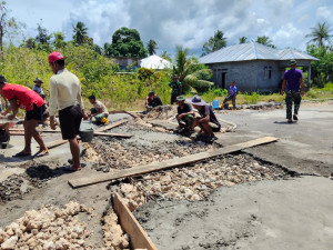 Personel TMMD Ke-127 Kodim 1514/Morotai Laksanakan Pengecoran Plat Deker Gorong-Gorong di Desa Gotalamo