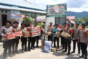 Polres Padang Pariaman Salurkan Bantuan Ke Warga Terdampak di Korong Sipisang Sipinang Nagari Anduring Kecamatan 2x11 Kayu Tanam