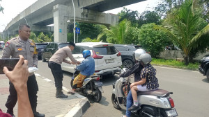 Polsek Kelapa Gading Gelar Jumat Peduli Bagikan Nasi Kotak Untuk Ojol dan Warga