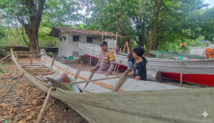 Bhabinkamtibmas Pulau Sabira Ajak Warga Jaga Kamtibmas dan Sosialisasikan Layanan 110