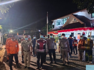 Antisipasi Abu Vulkanik Anak Krakatau, Polsek Kepulauan Seribu Selatan Bagikan Masker dan Sosialisasikan Layanan Polisi 110