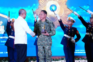 Panglima TNI Terima Penghargaan Adhibhakti Sanapati dan Berikan Ceramah Umum di BSSN