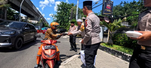 Polsek Kelapa Gading Bagikan 50 Nasi Kotak untuk Ojol dan Warga dalam Program Jumat Peduli