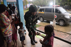Tim Patroli Gabungan Koops TNI Papua Evakuasi 21 Pengungsi di Aifat Timur Jauh Maybrat