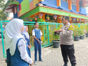 Bhabinkamtibmas Tugu Selatan Ajak Pelajar SMPN 121 Jadi Pelajar Cerdas dan Tertib, Dukung Gerakan Jaga Jakarta