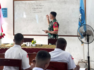 Babinsa Koramil Timika Beri Pembekalan kepada Siswa-Siswi Baru SMA Taruna Timika