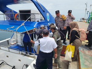 Strong Point di Dermaga, Polres Kepulauan Seribu Beri Rasa Aman Penumpang dan Wisatawan