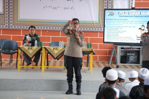 KABID HUMAS POLDA KEPRI AJAK PELAJAR NIZAM AL-MULK JADI GENERASI CERDAS, BERKARAKTER, DAN SADAR HUKUM