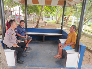 Bhabinkamtibmas Pulau Kelapa Sambangi Warga, Ajak Manfaatkan Layanan Polri 110 dan Perkuat Kamtibmas