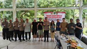 Kapolsek Metro Penjaringan AKBP Agta Bhuwana Putra, Gelar Ngopi Kamtibmas di Pinisi Tamaran PIK Ajak Warga Jaga Kondusifitas Jelang Imlek