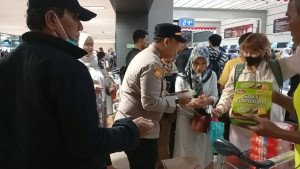 Polresta Bandara Soetta Bersama Stakeholder Berbagi Snack dan Minuman di Bandara Soetta