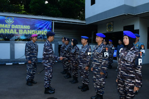 Mengawali Tugas Dihari Pertama, Komandan Lanal Bandung Laksanakan Apel Khusus da Entry Briefing