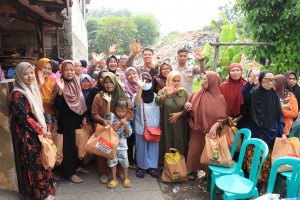 Jaga Bekasi On The Spot Hadir di Medan Satria, Polisi dan Bhayangkari Berbagi Kepedulian