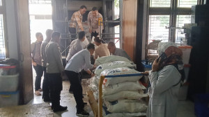 Polsek Metro Penjaringan Gelar Program Beras Murah Ringankan Beban Pekerja Pabrik