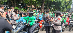 Polda Metro Jaya Berbagi di Jumat Peduli, Ojol hingga Pekerja Harian Terima Sembako