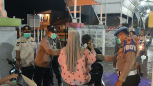 Polres Kepulauan Seribu Bagikan Masker kepada Warga dan Wisatawan, Antisipasi Paparan Debu Vulkanik Erupsi Anak Krakatau