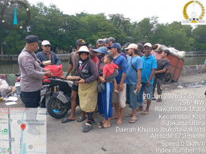 Polisi Salurkan Bantuan Nasi Kotak untuk Warga Terdampak Genangan di Rawabadak Utara