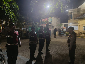 Patroli Malam Gabungan Polsek Kepulauan Seribu Utara Tekan Kejahatan 3C, Layanan 110 Disosialisasikan ke Warga