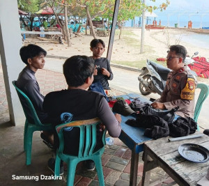 Bhabinkamtibmas Pulau Untung Jawa Ajak Warga Jaga Kamtibmas dan Sosialisaskan Layanan 110