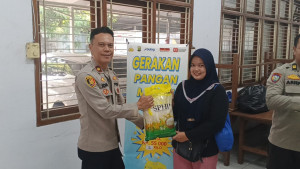 Polsek Metro Penjaringan Gelar Gerakan Pangan Murah Untuk Pekerja Pabrik