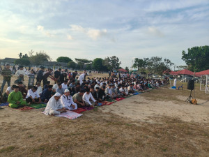 Rayakan Kemenangan Dengan Khidmat, Danlanal Bintan dan Prajurit Sholat Idul Fitri Bersama Masyarakat