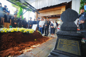 Hadiri Pemakaman, Kapolri: Pesan Eyang Meri Jadi Inspirasi dan Semangat Keluarga Besar Polri