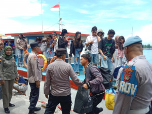 Polsek Kepulauan Seribu Utara Amankan Dermaga Pulau Kelapa, Beri Rasa Nyaman bagi Warga dan Wisatawan